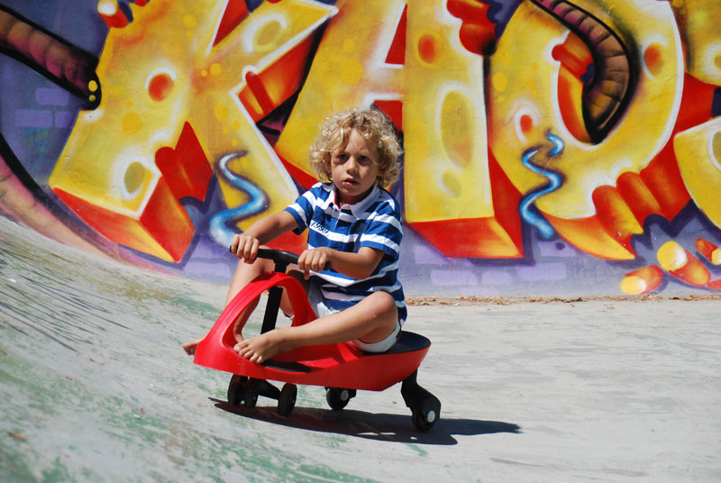 Diviértete jugando en cualquier lugar con tu correpasillos Didicar, ya sea sólo o con tus amigos. Rechaza imitaciones. Recuerda que si no es didicar no es el original.